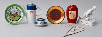 Aukcja Kolekcjonera - szkło, porcelana oraz bibeloty okolicznościowe z okresu PRL-u