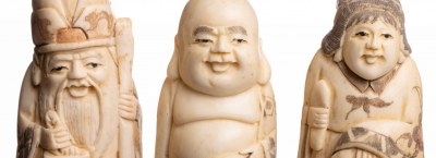 "Netsuke and okimono-Japanese stories enchanted in bones".