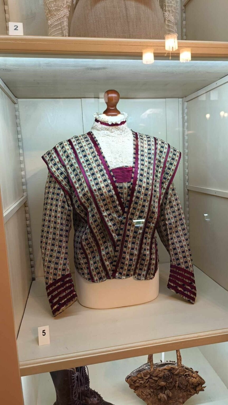 WSZYSTKO DLA PAŃ. SKLEPIK MODNIARSKI. KOLEKCJA STROJÓW I AKCESORIÓW MODY Z PRZEŁOMU XIX I XX WIEKU ZE ZBIORÓW MUZEUM MAZOWIECKIEGO W PŁOCKU