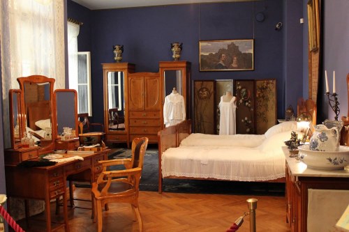 WSZYSTKO DLA PAŃ. SKLEPIK MODNIARSKI. KOLEKCJA STROJÓW I AKCESORIÓW MODY Z PRZEŁOMU XIX I XX WIEKU ZE ZBIORÓW MUZEUM MAZOWIECKIEGO W PŁOCKU