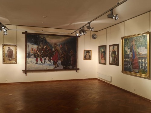 WSZYSTKO DLA PAŃ. SKLEPIK MODNIARSKI. KOLEKCJA STROJÓW I AKCESORIÓW MODY Z PRZEŁOMU XIX I XX WIEKU ZE ZBIORÓW MUZEUM MAZOWIECKIEGO W PŁOCKU