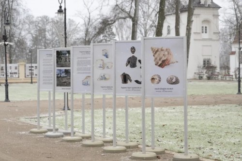 BIALSKIE ŁAZIENKI – RELIKTY BUDYNKU ARCHIWUM I BIBLIOTEKI RADZIWIŁŁOWSKIEJ – wystawa plenerowa