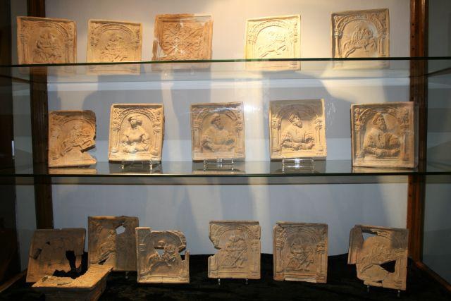 Renesansowe kafle odkryte w trakcie badań archeologicznych prowadzonych na zamku w Chojnowie