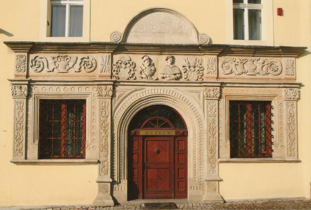 „Relikty założenia zamkowego.  Plenerowa ekspozycja archeologiczna. Portal