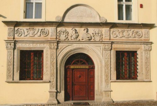 „Relikty założenia zamkowego.  Plenerowa ekspozycja archeologiczna. Portal