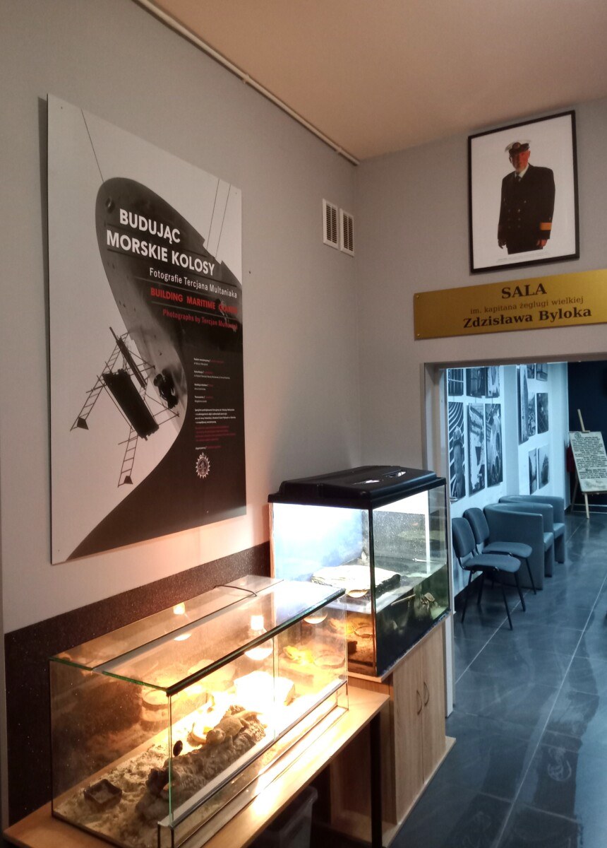 „BUDUJĄC MORSKIE KOLOSY. Fotografie Tercjana Multaniaka”.