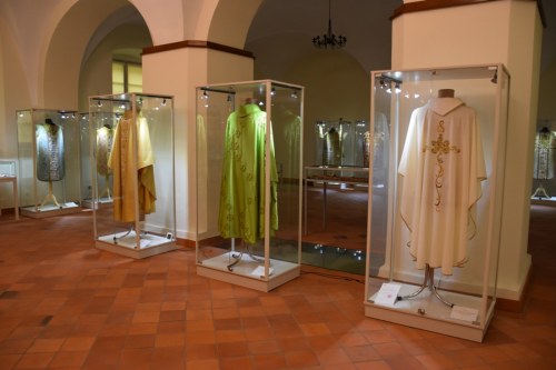Ornat Jana Pawła II, Benedykta XVI i Franciszka na tle zabytkowych paramentów  liturgicznych