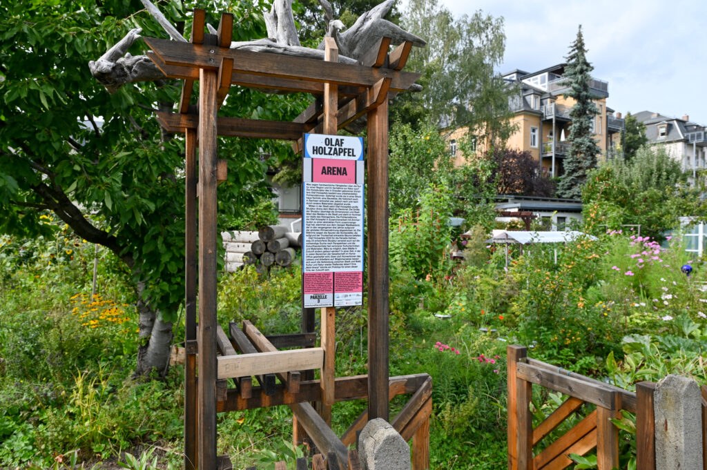 OLAF HOLZAPFEL: ARENA Place: PARZELLE 3: Dahlienweg 23, Kleingärtnerverein Flora I e.V