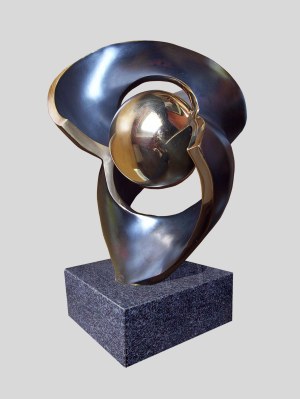 Romuald Wiśniewski (ur.1963), Abstrakcja z kulą rzeźba brąz, ruchoma środkowa część rzeźby, 2017
