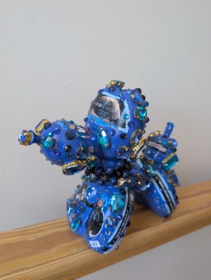 Maja Aleksandra Gackowska - The PopArtPrincess (ur. 1991), Moon Mission Pup, rzeźba ceramika, akryl, kryształki, unikat,  15 cm wysokość, 2025