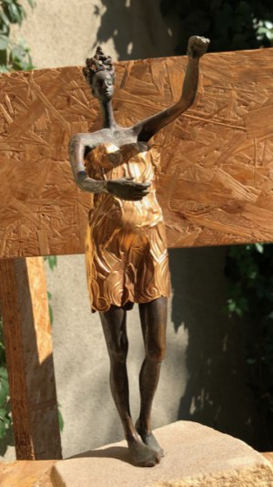 Iza Rostworowska, Królowa. Rzeźba z brązu.