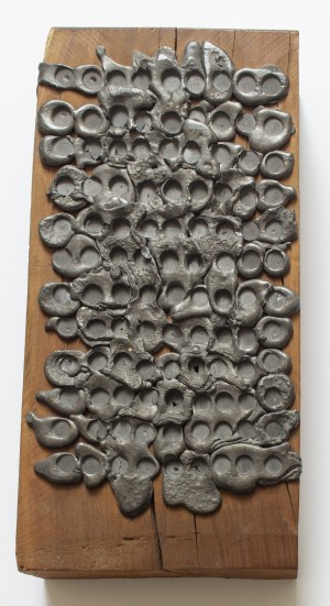 Andrzej Szewczyk, Leszku w urodziny 19.08.1996, ołów, drewno, 24 x 12,5 x 4 cm, sygn i opisany na odwrociu