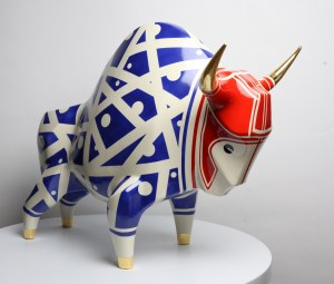 Mariusz Dydo - Żubr XXL model Line Dots Red Helmet WBe Rg, ceramika szkliwiona, malowana naszkliwnie, złocony, 54 x 43 x 33 cm