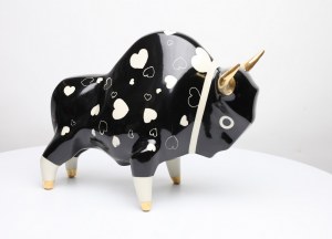 Mariusz Dydo - Żubr XL model Love WB g, Ceramika szkliwiona, malowana naszkliwnie, złocone rogi, 22,5 cm x 27,5 cm x 14,5 cm