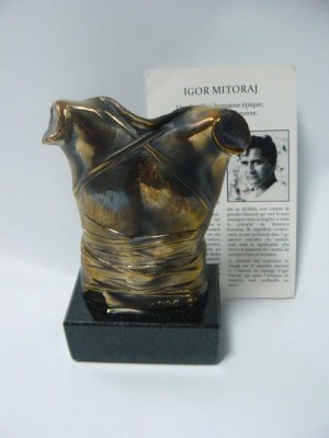 rzeźba Igor Mitoraj - Pancerz (Cuirasse), brąz patynowany na marmurowej podstawie