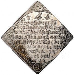 klipa strzelecka talara 1662, Drezno, Aw: Herby nad kol...