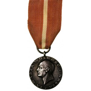 medal Za Waszą Wolność i Naszą wraz z legitymacją wydan...