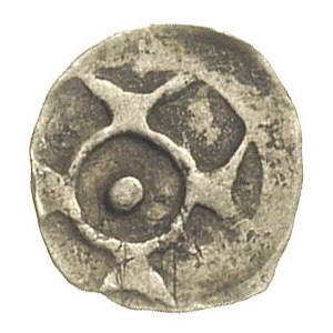 denar XIV/XV w., Aw: Na tle krzyża okrąg z kulką w środ...
