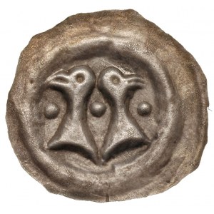 brakteat (XII-XIV w.); Dwie głowy orłów odwrócone od si...