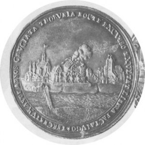 Medal 1754, Z okazji 300-nej rocznicy powrotu Prus Książęcych do Polski, Przed zamkiem w Malborku posłaniec podaje ...