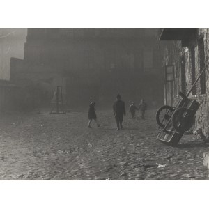 Tadeusz CHRZANOWSKI, Backyard, Kraków, 1950s
