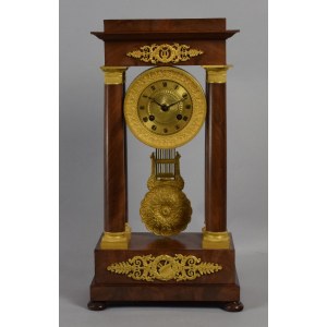 Zegar kolumnowy z dekoracja ażurową