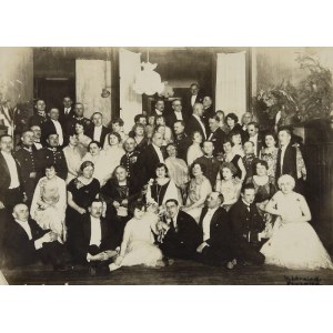 Zakład fotograficzny Feliksa LUBOWIECKIEGO, Fotografia zbiorowa uczestników balu w  Kowerni (?), 1921