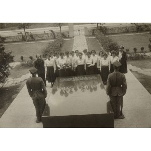 M. TOMASZEWICZ, Fotografia: Wycieczka szkolna przy grobie marszałka Józefa PIŁSUDSKIEGO, Wilno, czerwiec 1937