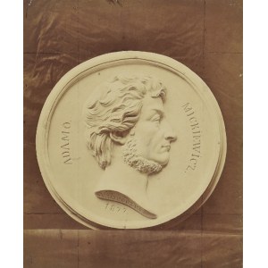 Fotografia medalionu z popiersiem poety: Adam Mickiewicz (1798-1855), [B.m. 2 poł. XIX w. B.w.]