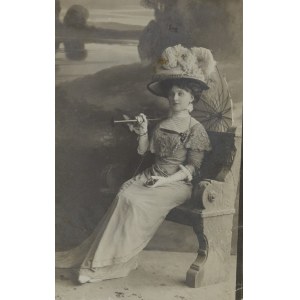 Janina ULEYSKA, Pocztówka z reprodukcją fotografii, ok. 1910. 14 x 8,5 cm;