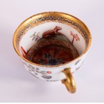 Warsztat jednego z najbardziej znanych malarzy domowych (poza wytwórnią) tzw. Hausmaler, F. J. Fernera; dekoracja kobaltowa ok. 1730-40 Miśnia, dekoracja naszkliwna Fernera ok. 1745, Filiżanka z dekoracją orientalną i europejską; sygnatura: miecze kobalto
