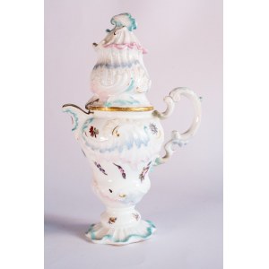 Królewska Manufaktura Porcelany, Miśnia, NIeznany wcześniej dzbanek do czekolady z serwisu Ministra Henryka Grafa von Bruhla zw. 'Brühl’sche Allerlei' w wolnym tłumaczeniu „Bruhlowska mieszanka lub Bruhlowski misz-masz” (w rozumieniu - naczynia wszelkiego