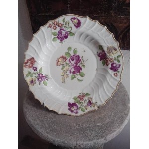 Cesarska Manufaktura Porcelany w Wiedniu, Talerz z dekoracją kwiatową w typie „niemieckich kwiatów” rozpropagowanych przez Miśnię w wyjątkowo malowniczej wersji - dekoracja wychodząca poza granice talerza (!), na obrzeżach plecionka wyciskana, Wiedeń sygn