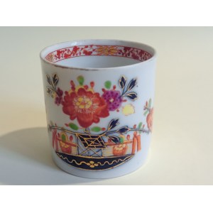 Królewska Manufaktura Porcelany w Miśni (Miśnia ; 1710- ) (manufaktura), Kretzschmar, Johann David (fl. 1726-1752) (malarz na porcelanie), Kubek z dekoracją w typie „kwiaty indyjskie ze stolikiem”, uszkodzony bez uszka, Miśnia sygnowany mieczami i kropką/
