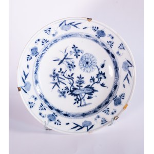 Królewska manufaktura Porcelany w Miśni, Jeden z pierwszych talerzy dekorowanych wzorem cebulowym !