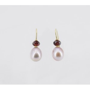 Earrings with pearls