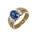 Yellow gold sapphire ring with a natural sapphire and diamonds
