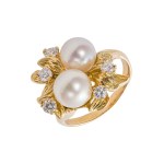 Gold ring with diamonds and Akoya pearls