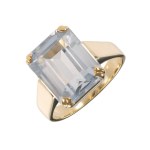 A yellow gold ring with a striking spinel