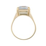 A yellow gold ring with a striking spinel