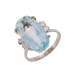 Gold ring with a natural aquamarine and natural diamonds