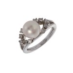 Gold ring with natural diamonds and an Akoya pearl