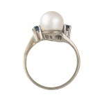 Gold Ring with an Akoya Pearl and Sapphires