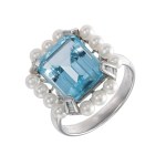 Gold ring with a 6.50 ct natural topaz, natural diamonds, and pearls