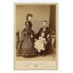 Riga, photo by R. Borchardt, parents with their little daughter, studio photo (165)