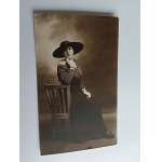 PHOTO: WOMAN IN A HAT
