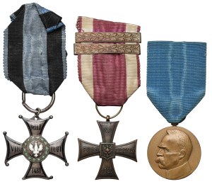 II RP, Order Virtuti Militari kl.V, Krzyż Walecznych oraz Medal Dziesięciolecia po Ułanie z 14 Pułk Ułanów Jazłowieckich