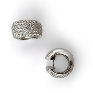 Pair of circular hoop earrings in 18-karat white gold with pavé diamonds