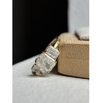 A one-of-a-kind gold ring with 2.56 ct lab-grown diamonds of very high clarity (VVS-VS)