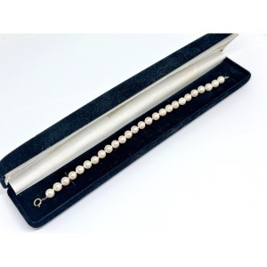 Gold bracelet with Akoya pearls